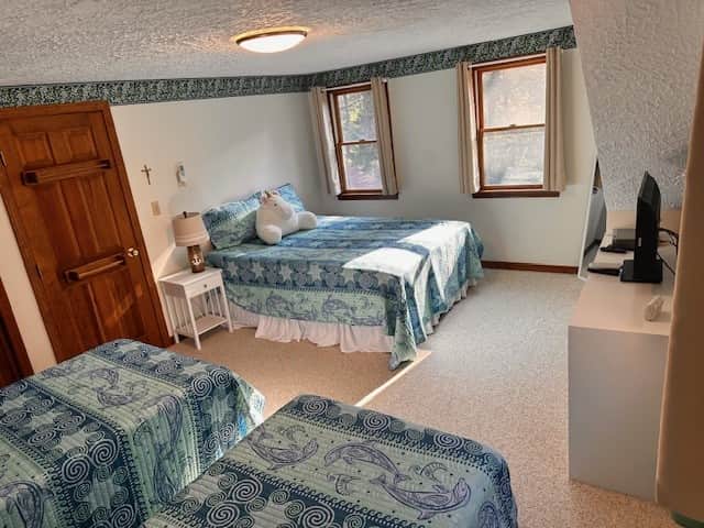 Upstairs bedroom 2 Queen and 2 Singles