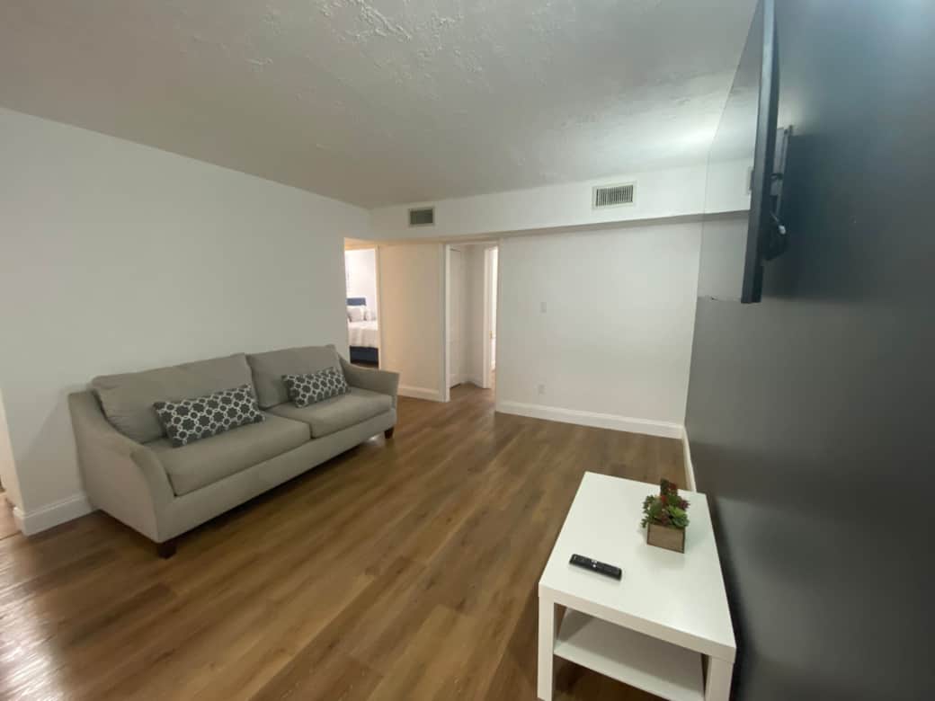 Cozy lounge space with Smart TV, Netflix and comfortable seating. Lakeland, FL