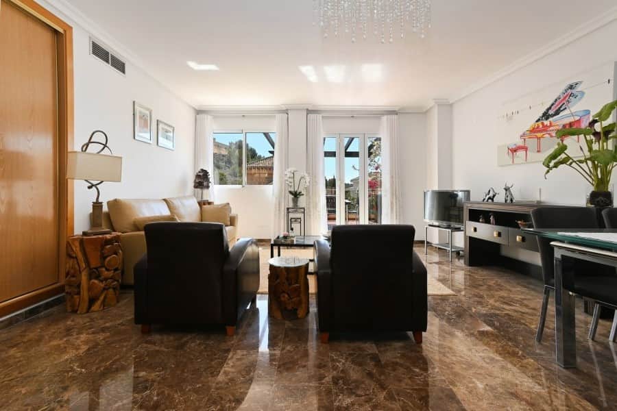 Salon avec table du living