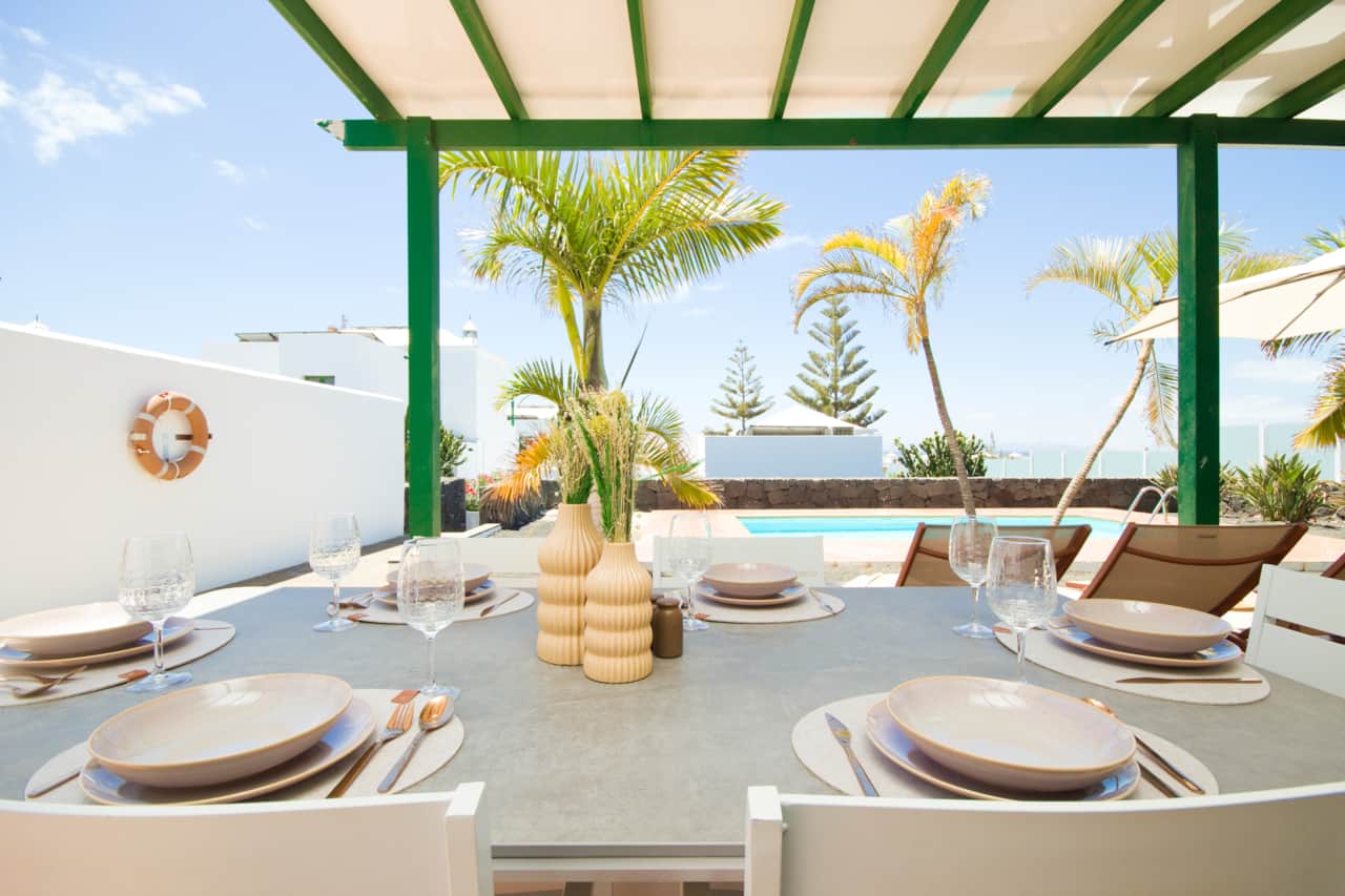 Comedor exterior junto a la piscina en Villa Costa Papagayo 11 por AZ Rentals