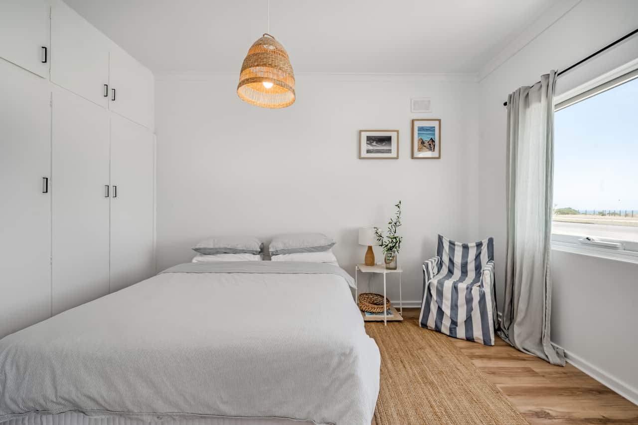 Bedroom 2 (Queen bed, sea view)