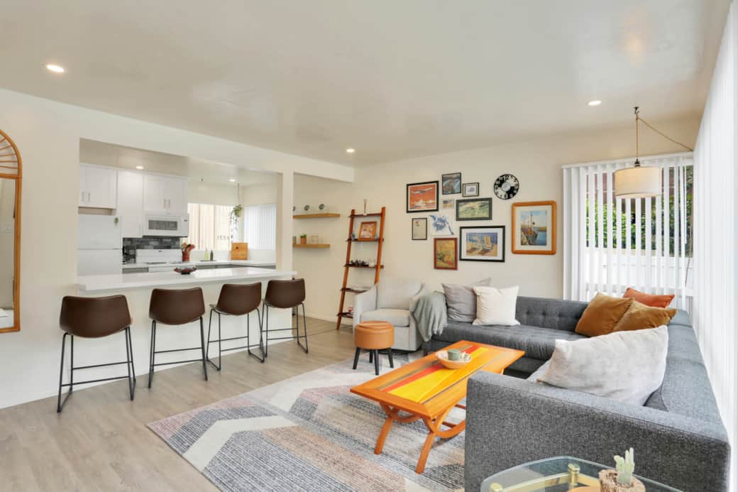 Living Area/ Breakfast Bar Living Area/ Breakfast Bar