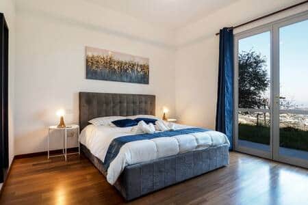 Camera da letto, con letto matrimoniale e Smart Tv da 32".   Accesso diretto al giardino privato.
