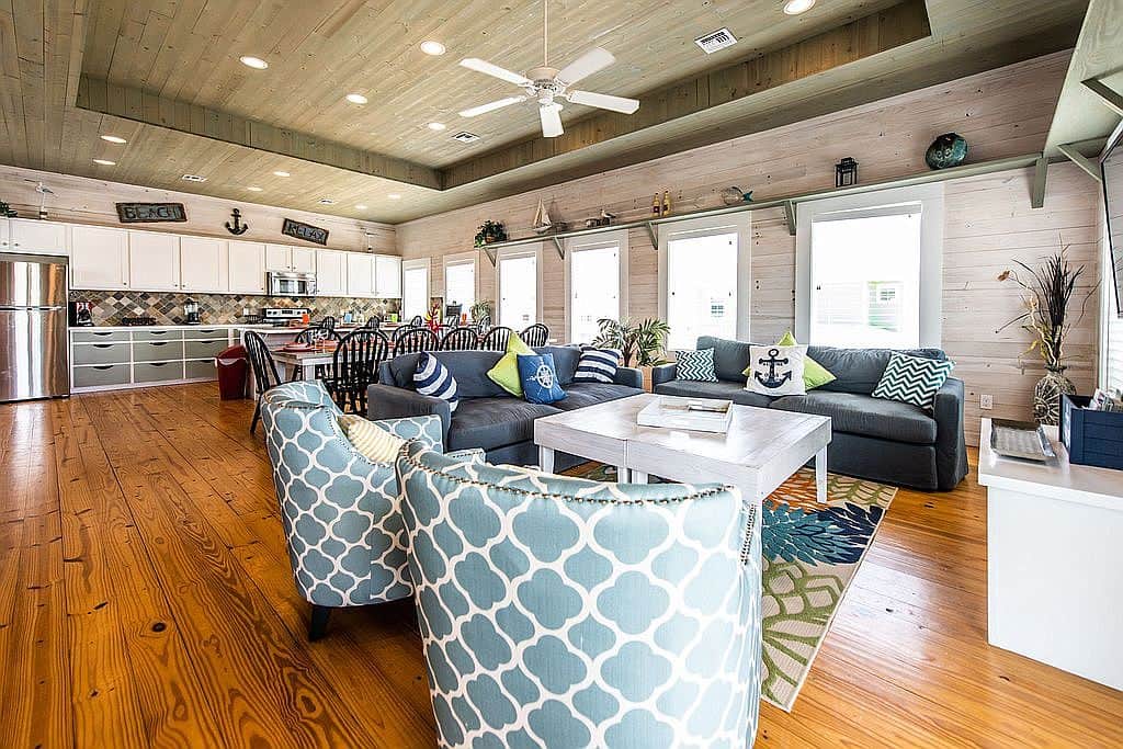Huge open concept living, dining and kitchen on 3rd floor with amazing views. Huge open concept living, dining and kitchen on 3rd floor with amazing views.