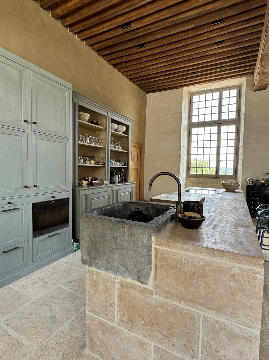 Salle centrale with kitchen