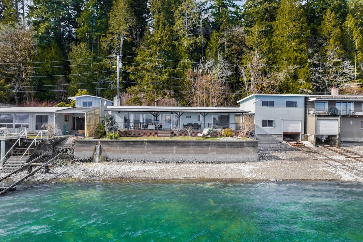 100 feet of shoreline is yours to explore at low tide. 