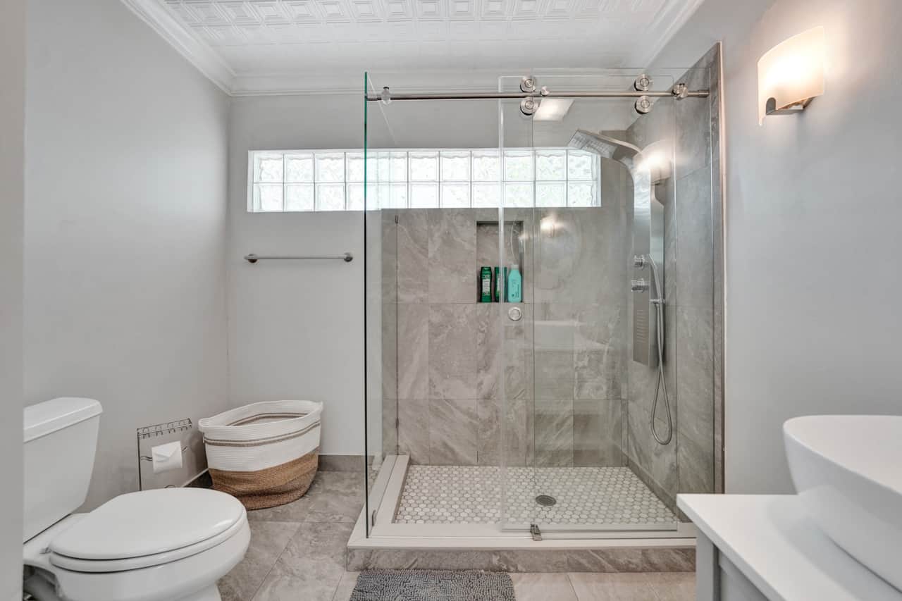 Full bath 1
