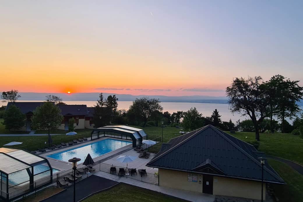 Vue sur la piscine et le coucher de soleil