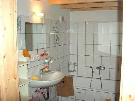 Bad mit Durchgang zum WC