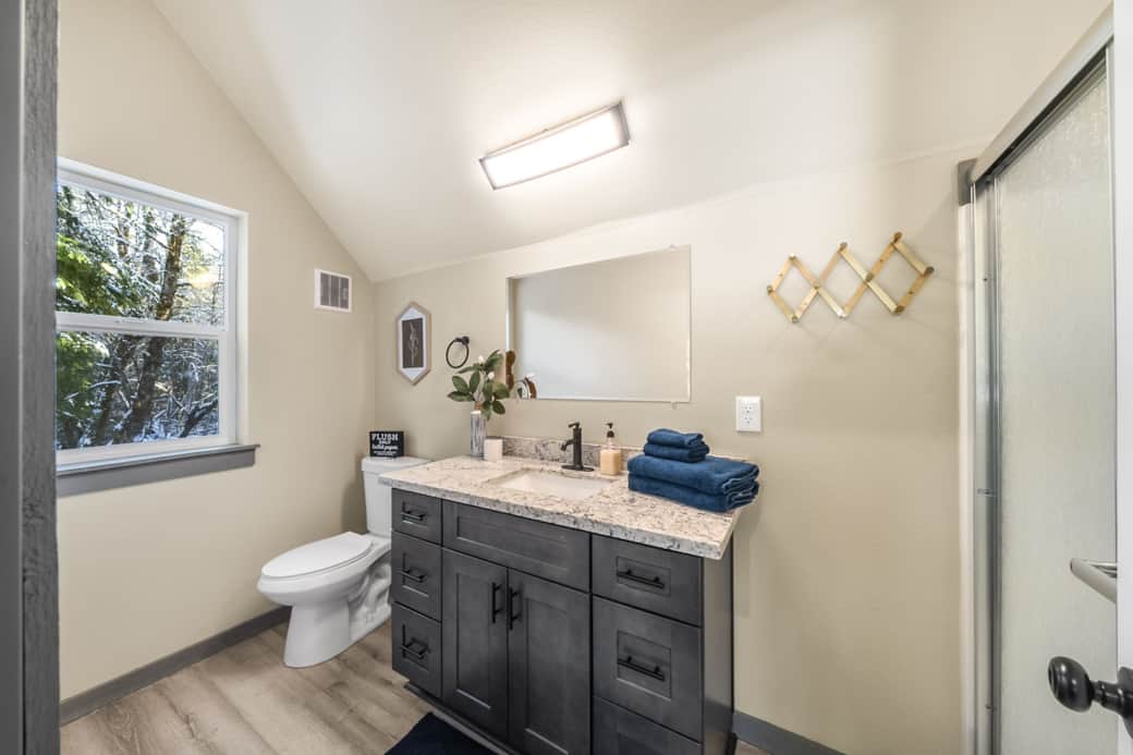 Master Bathroom - Upstairs