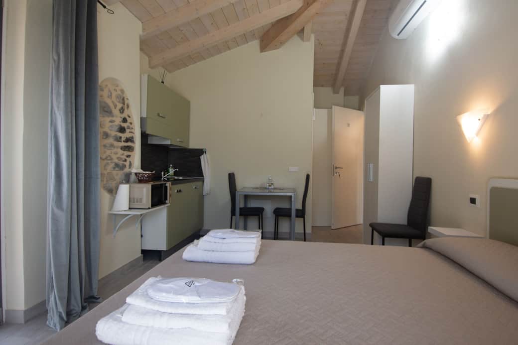 "Vista camera e cucina''