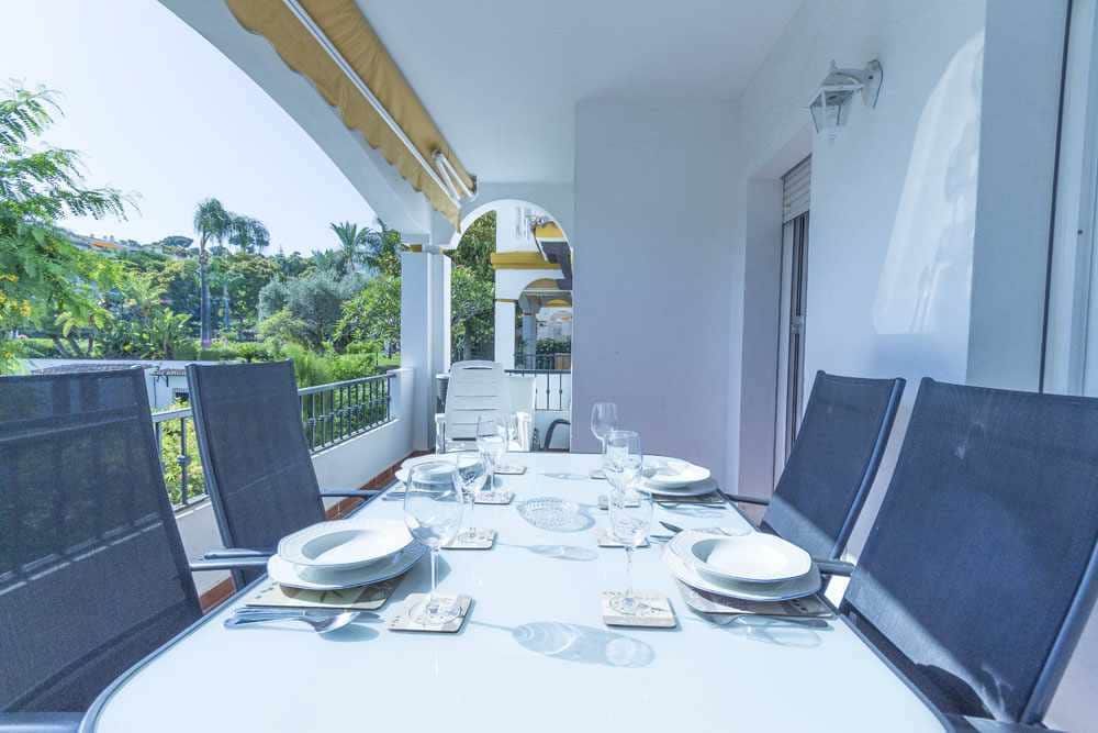 terraza comedor con orientación al Oeste con sol de tarde y vistas al jardín