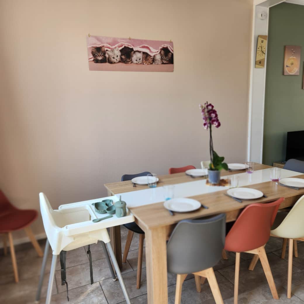 Notre salle à manger peut accueillir confortablement jusqu'à 6 personnes.