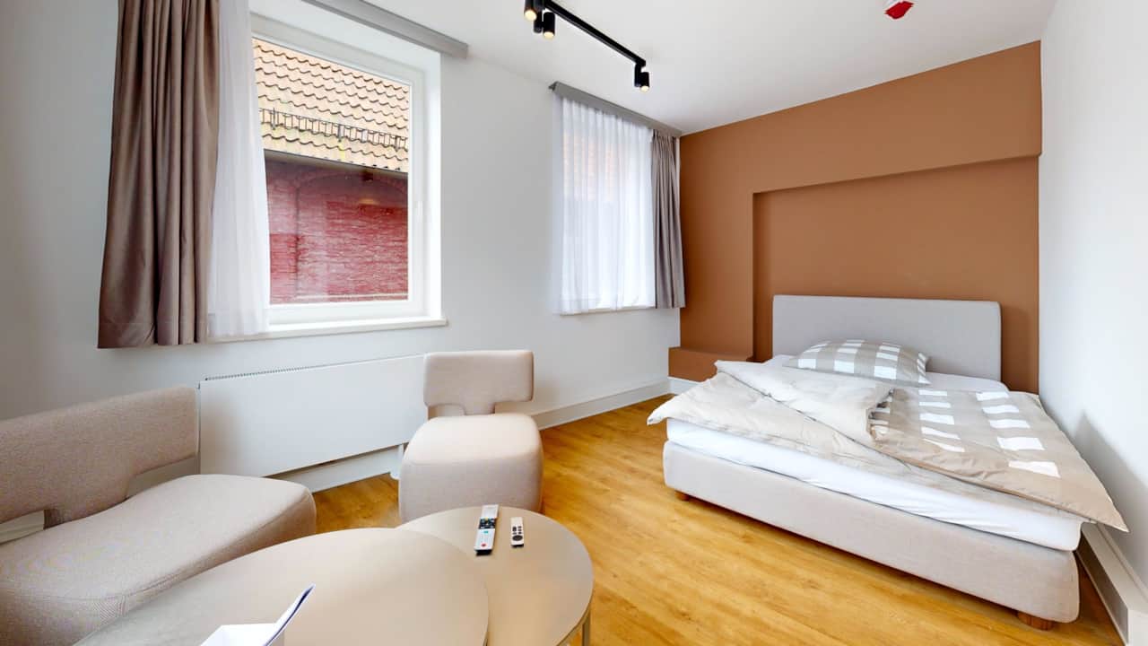 Gemütliches Schlafzimmer mit Doppelbett im N°8A Boardinghouse