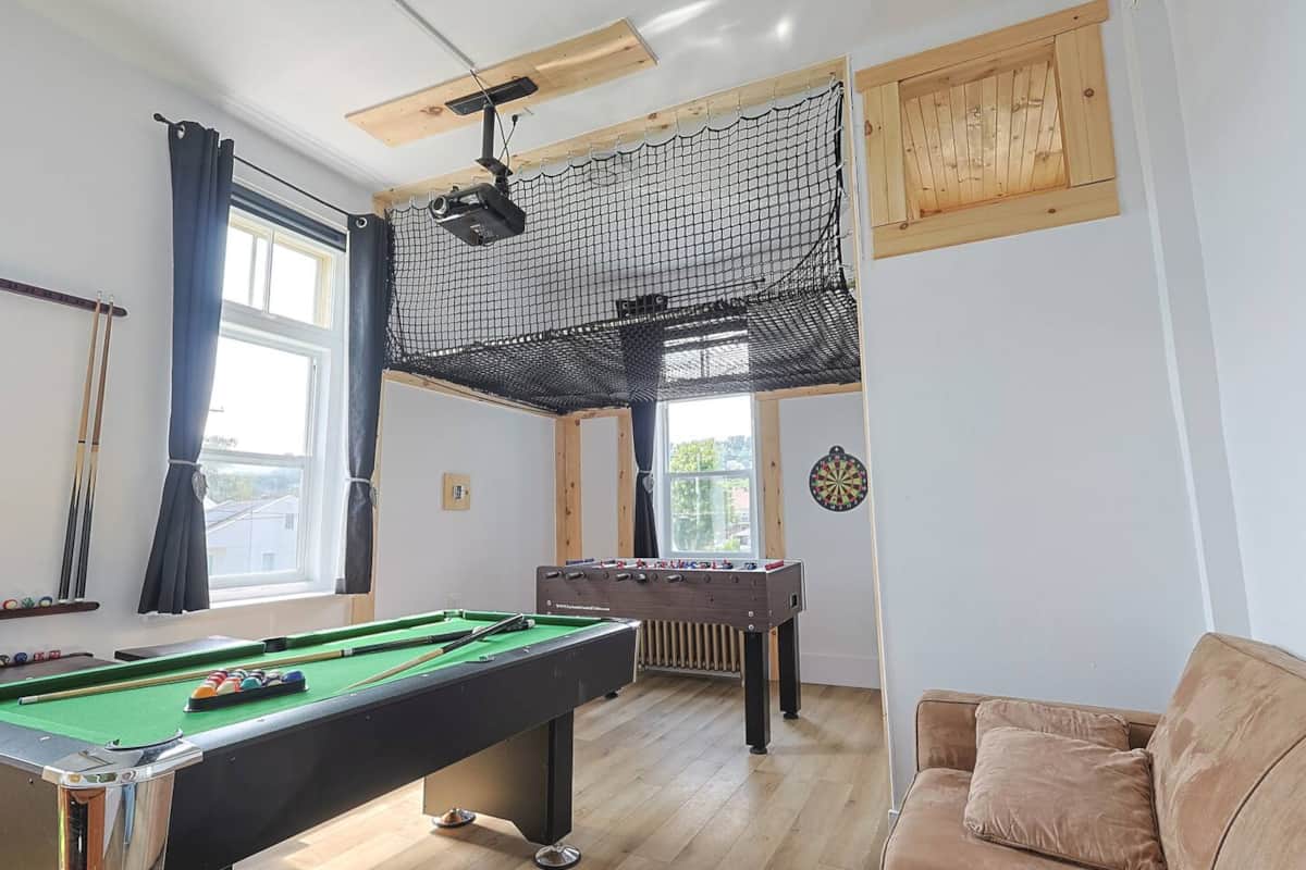 Immense salle de jeux avec billard, babyfoot, cinéma maison, hamac filet et plus encore!
