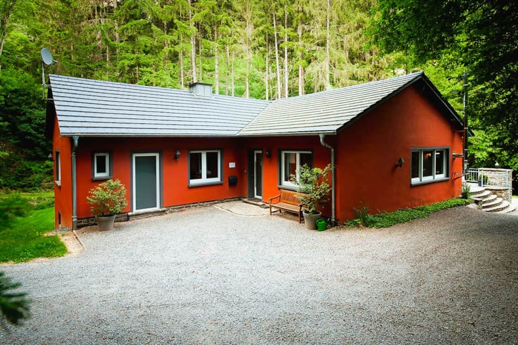 Blick von der Einfahrt auf das Haus Blick von der Einfahrt auf das Haus