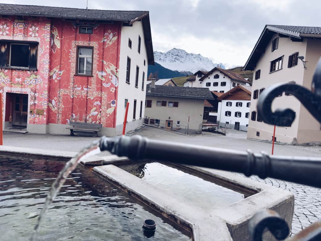 Historisches Haus Tgesa Monica mit Dorfbrunnen – charmante Lage im Herzen von Riom