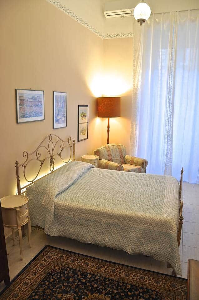 La "Camera Ottavia" vi accoglie con lo stile del primo periodo del 1900. Riposare nell'intimità di altri tempi!
Le grandi finestre si aprono su via Ottaviano. Restare affacciati è un piacevole passatempo rilassante! La "Camera Ottavia" vi accoglie con lo stile del primo periodo del 1900. Riposare nell'intimità di altri tempi!
Le grandi finestre si aprono su via Ottaviano. Restare affacciati è un piacevole passatempo rilassante!