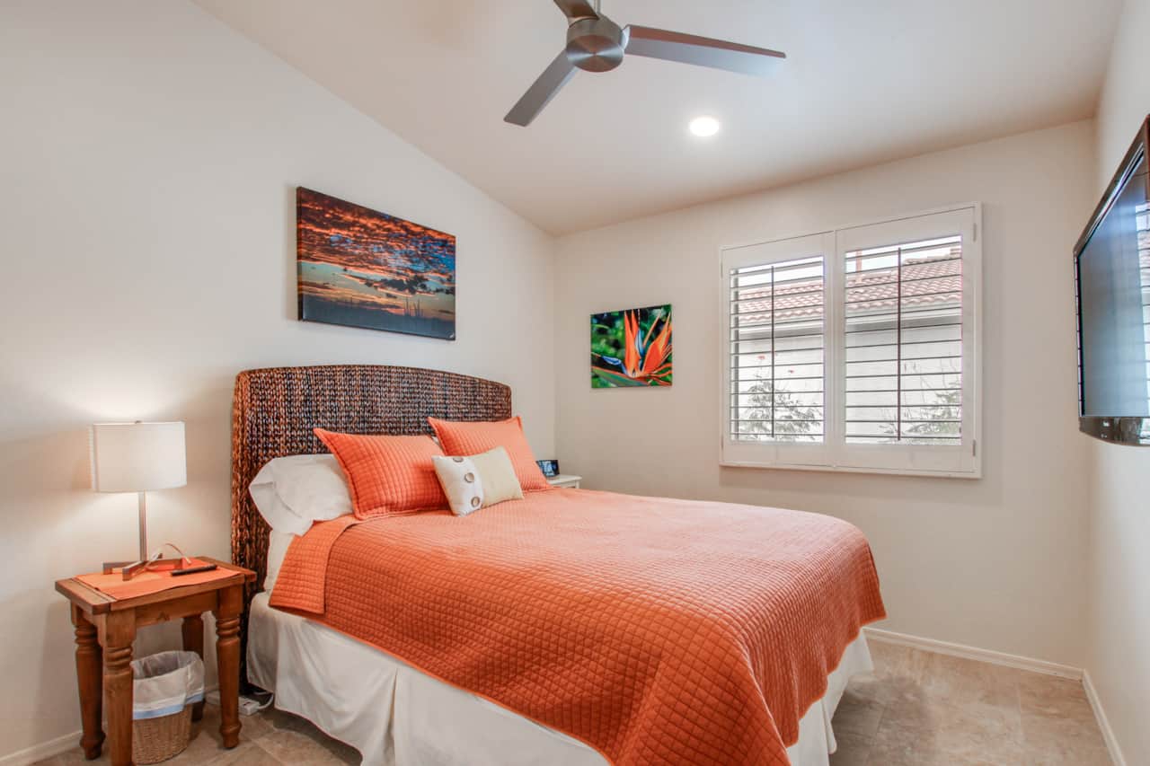 Bedroom 2, Queen bed