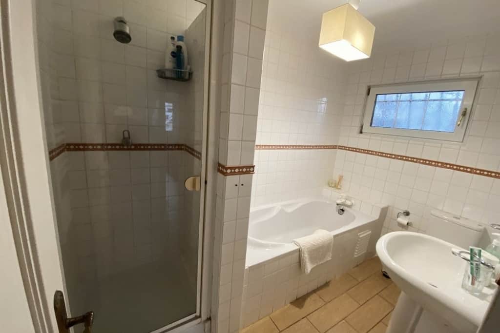 CarvoeiroRiad ShowerTubSinkToilet 1024x683