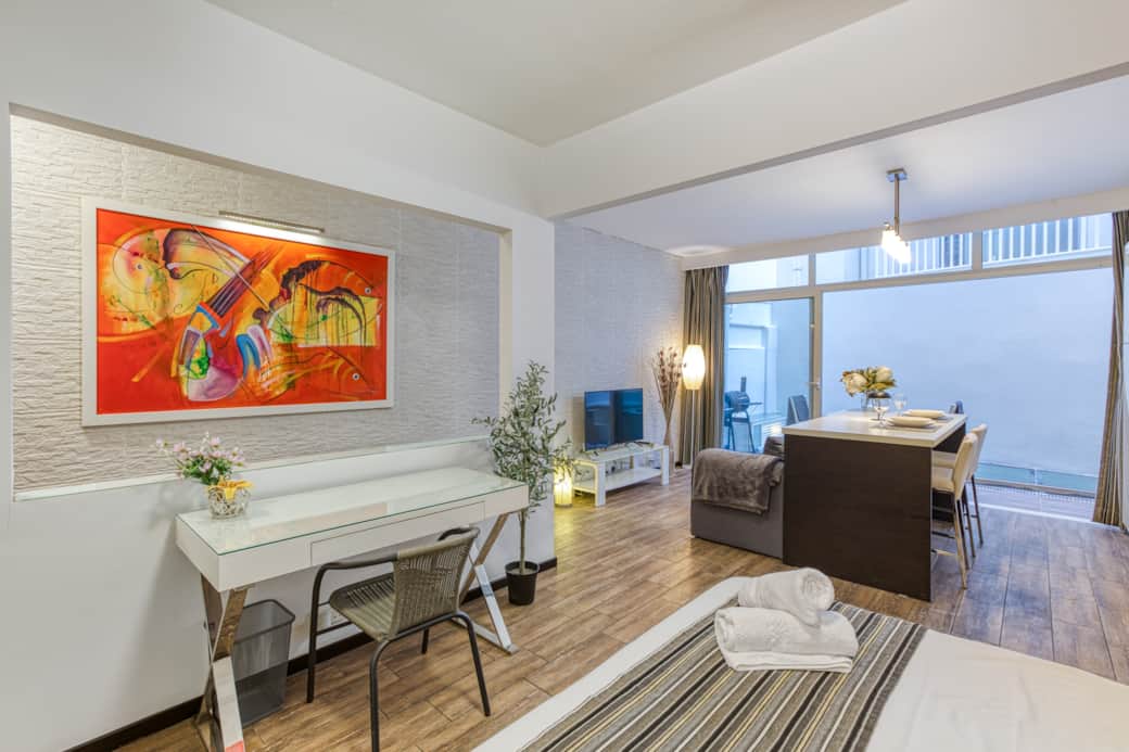 Bright open-plan studio with fully equipped kitchenette and dining space