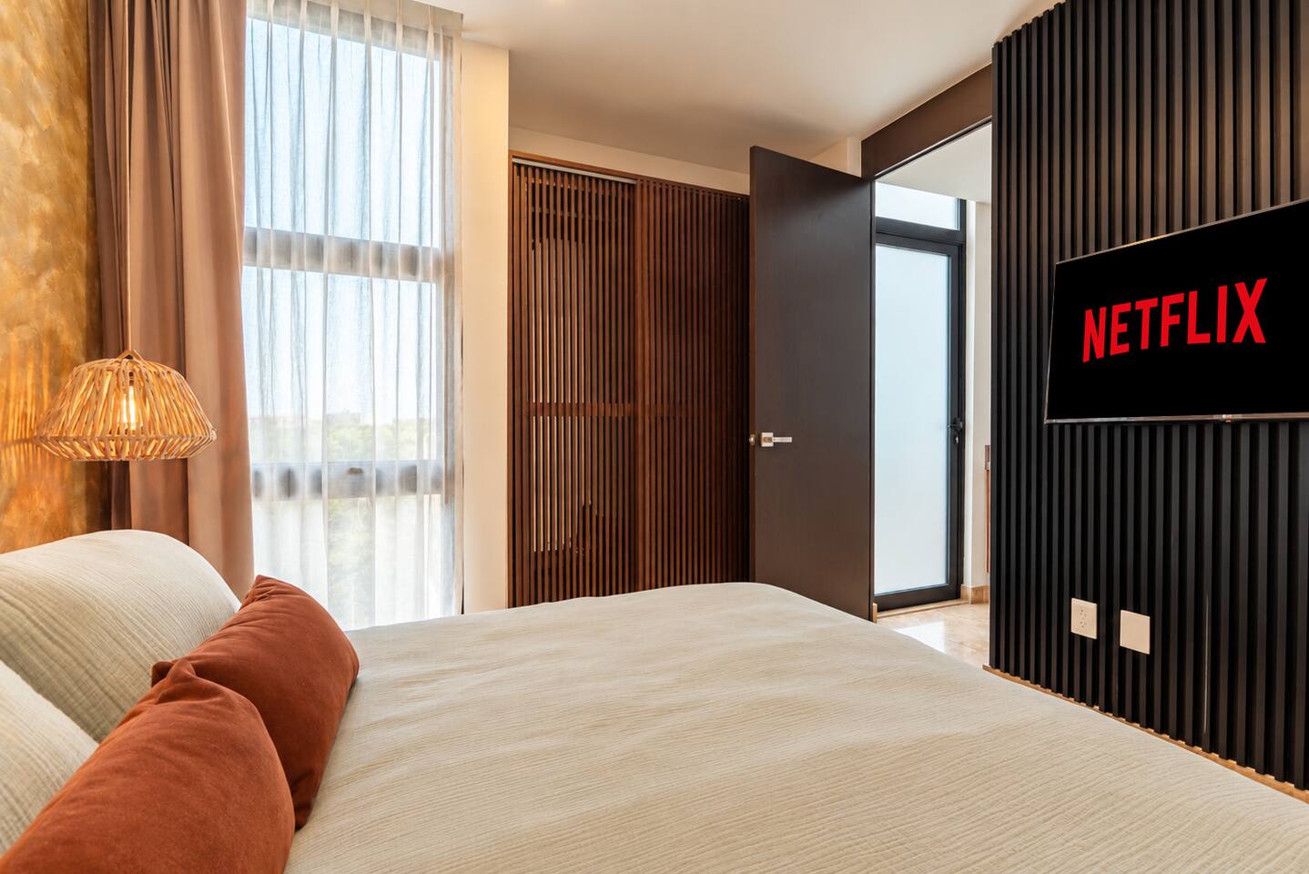 Relájate en esta elegante recámara con cama queen-size, Smart TV, aire acondicionado, ventilador de techo, amplio ropero y baño privado en suite.