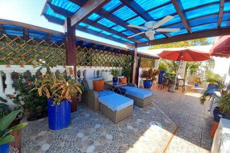 Shared Lounge & seating area, great for relaxing after a day at the beach!