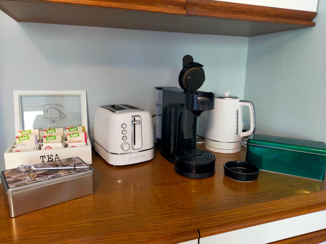 Chez Tata Malou - coin petit déj grille-pain cafetière bouilloire