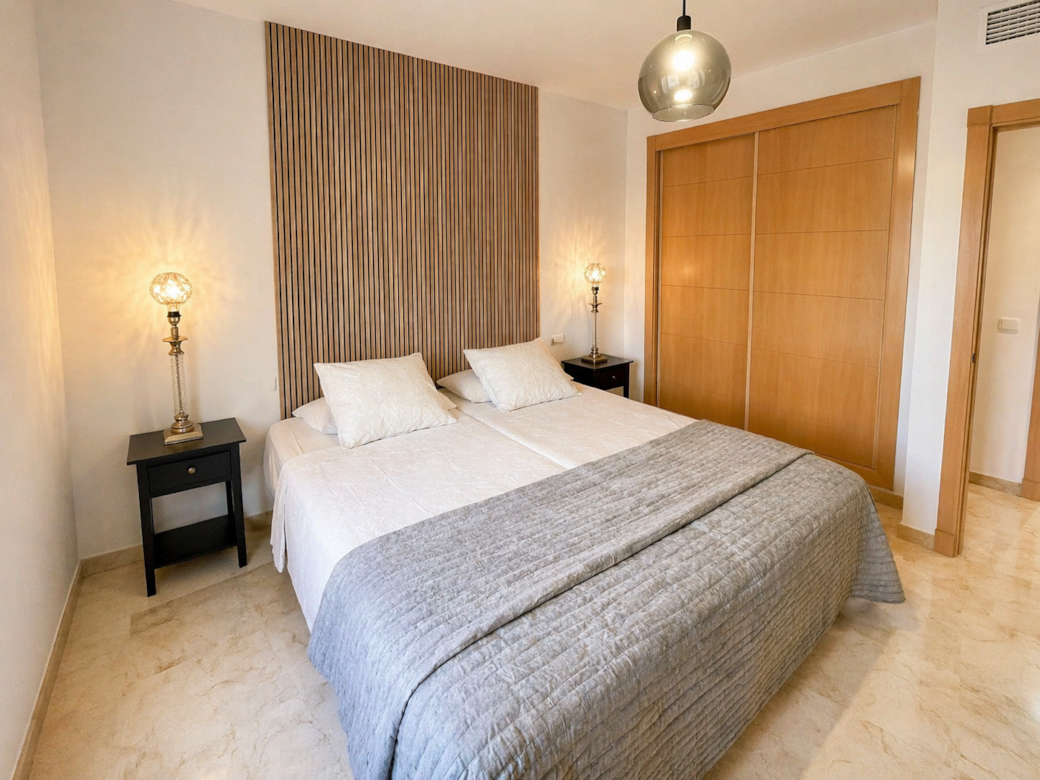 Dormitorio minimalista con acentos cálidos Dormitorio minimalista con acentos cálidos