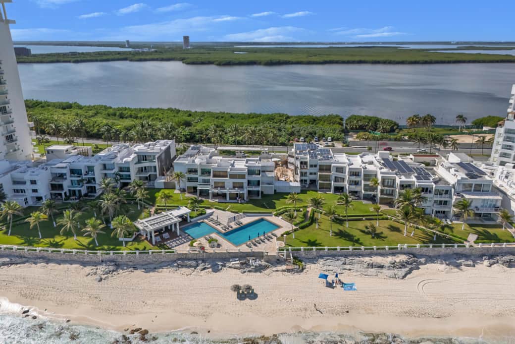 Situated between the ocean and lagoon Situated between the ocean and lagoon