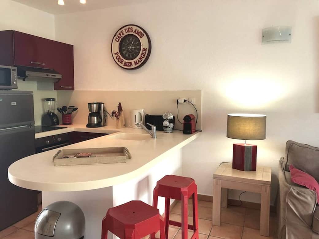 Fully equipped kitchen opening onto the living room Lataniers 12