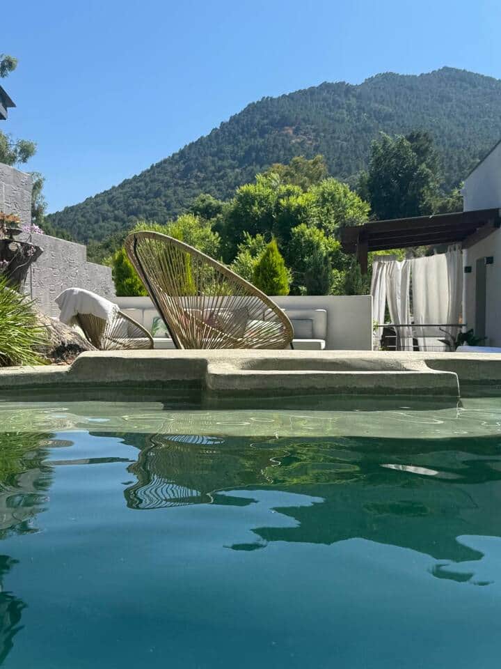 Piscina con tumbona y vistas a la sierra