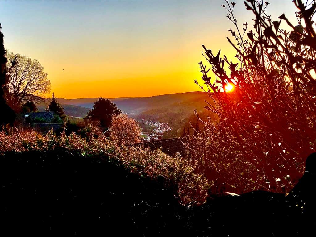 Blick in den Sonnenuntergang von der Terrasse