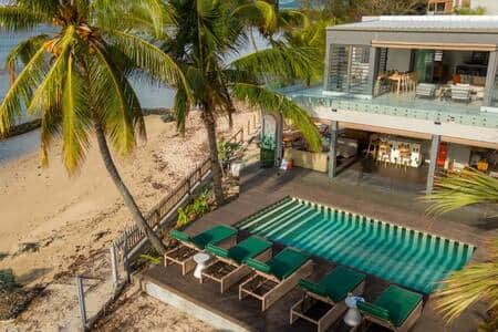 Vue aérienne de la piscine et de la plage