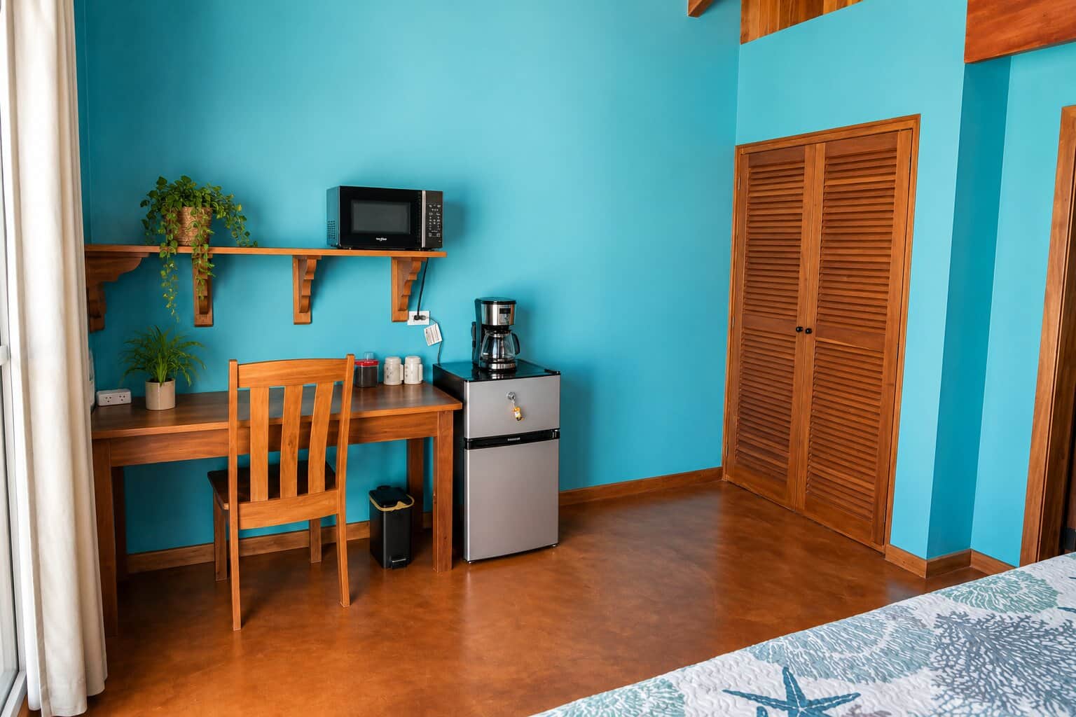 Top Floor Bedroom Suite Amenities.jpg Top Floor Bedroom Suite Amenities.jpg