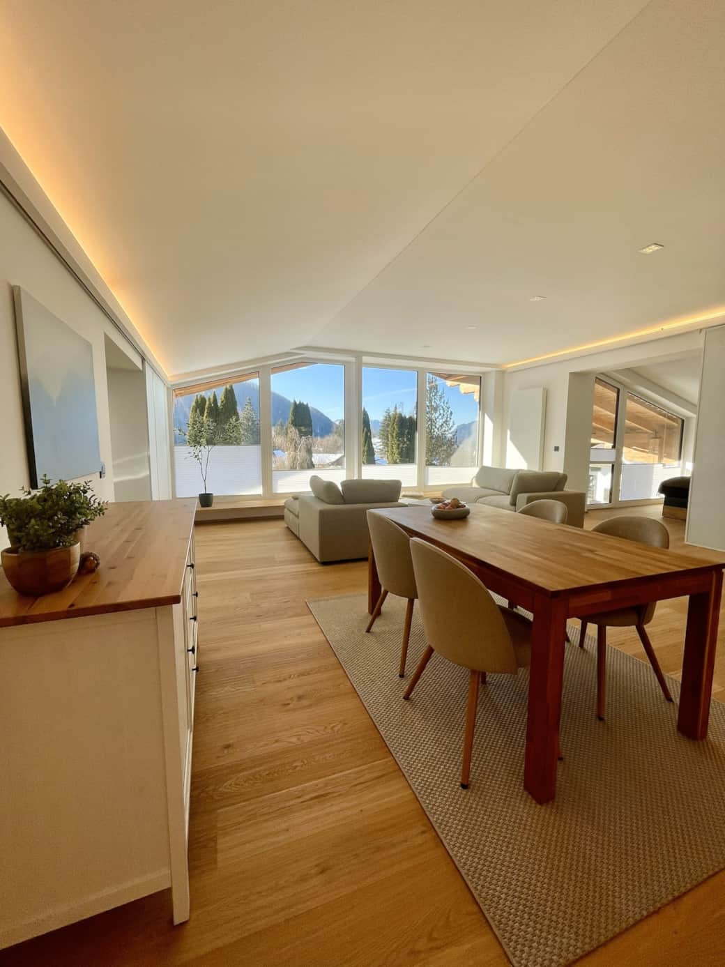 Sehr großzügiger und heller Wohnraum