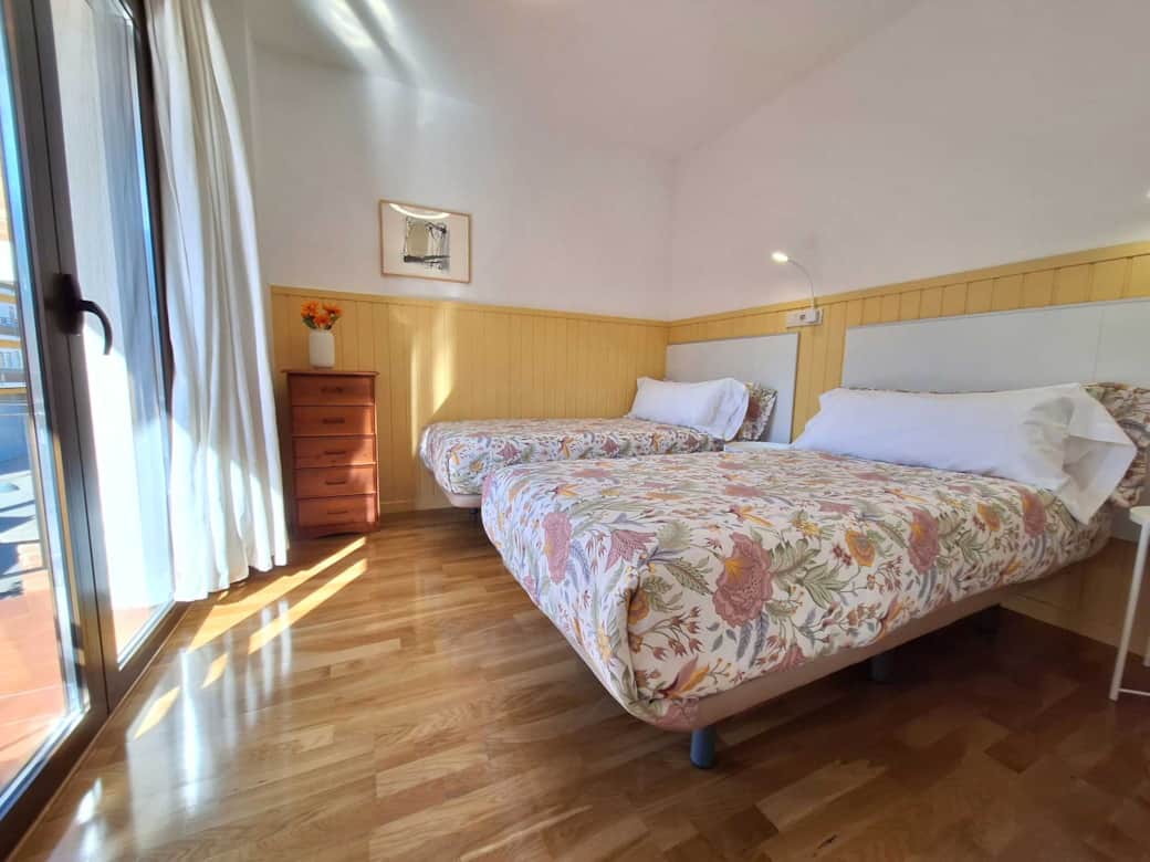 Cozy room with two single beds (90 cm each)