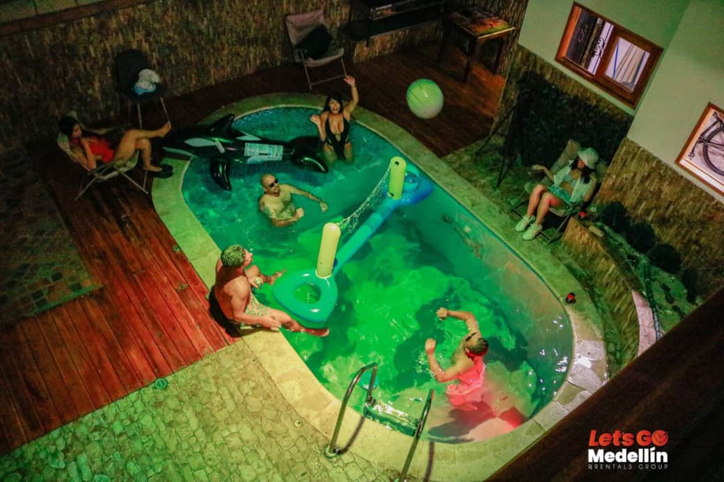 Play in the Pool with your Best Friends ! Play in the Pool with your Best Friends !