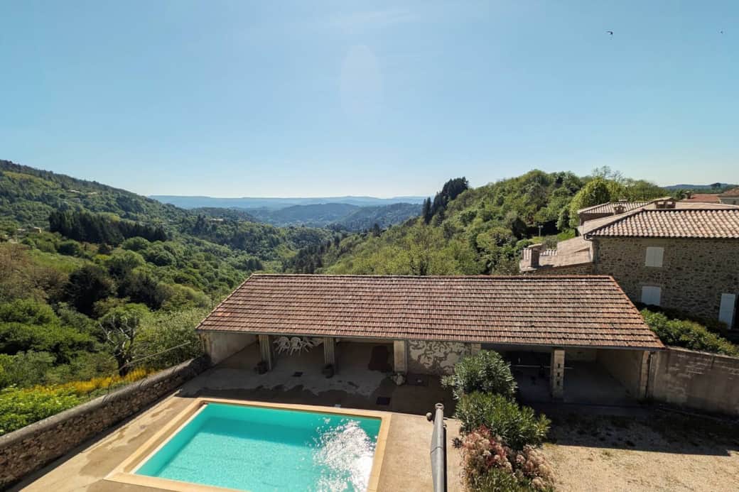 Vue panoramique et sur la piscine