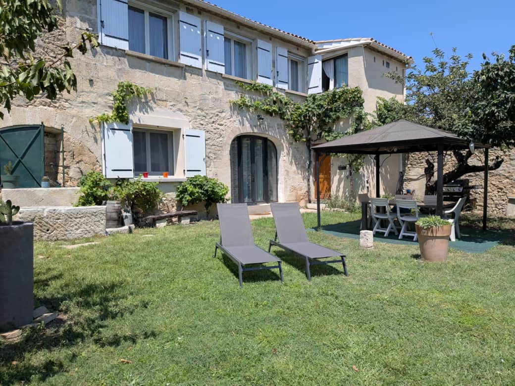 Villa en pierre de taille avec jardin et tonnelle Villa en pierre de taille avec jardin et tonnelle