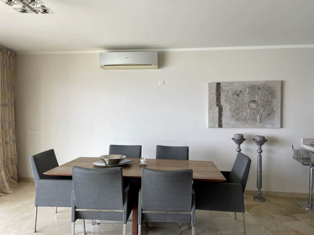 Gezellige eethoek met moderne stoelen Gezellige eethoek met moderne stoelen