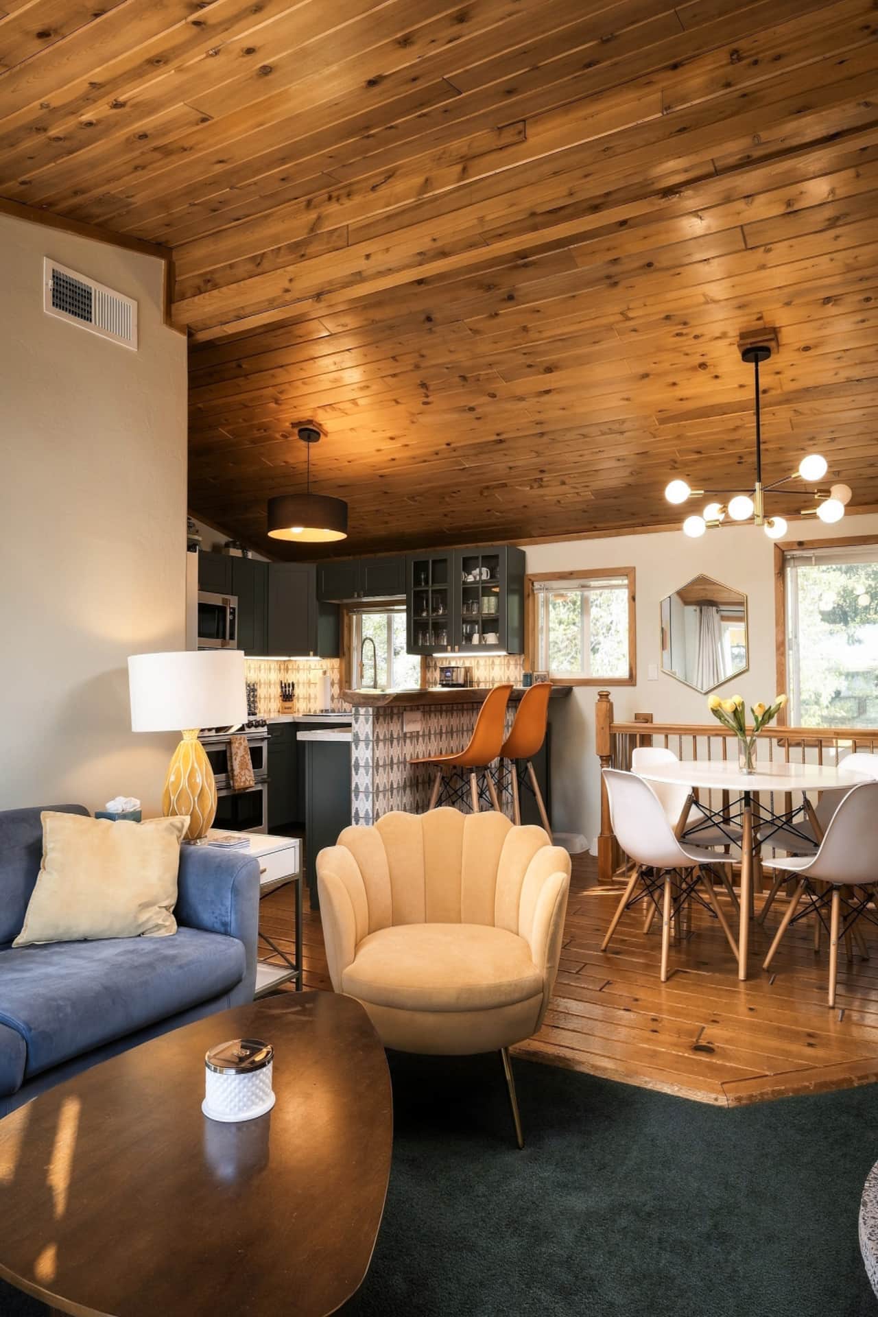 19 1378-lassen-ct-living-03-mountain-cabin-interior-big-bear-mountain-getaway-celebrity-vacation-hom