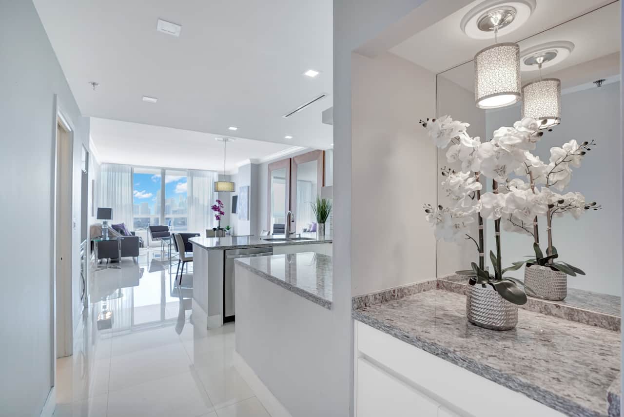 Front entryway, fully equipped kitchen, dining area 
