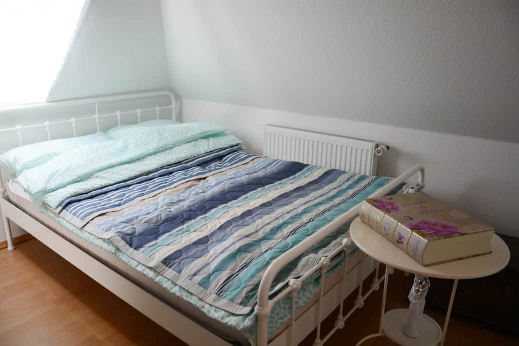 Kleines Schlafzimmer mit Doppelbett (140x200)