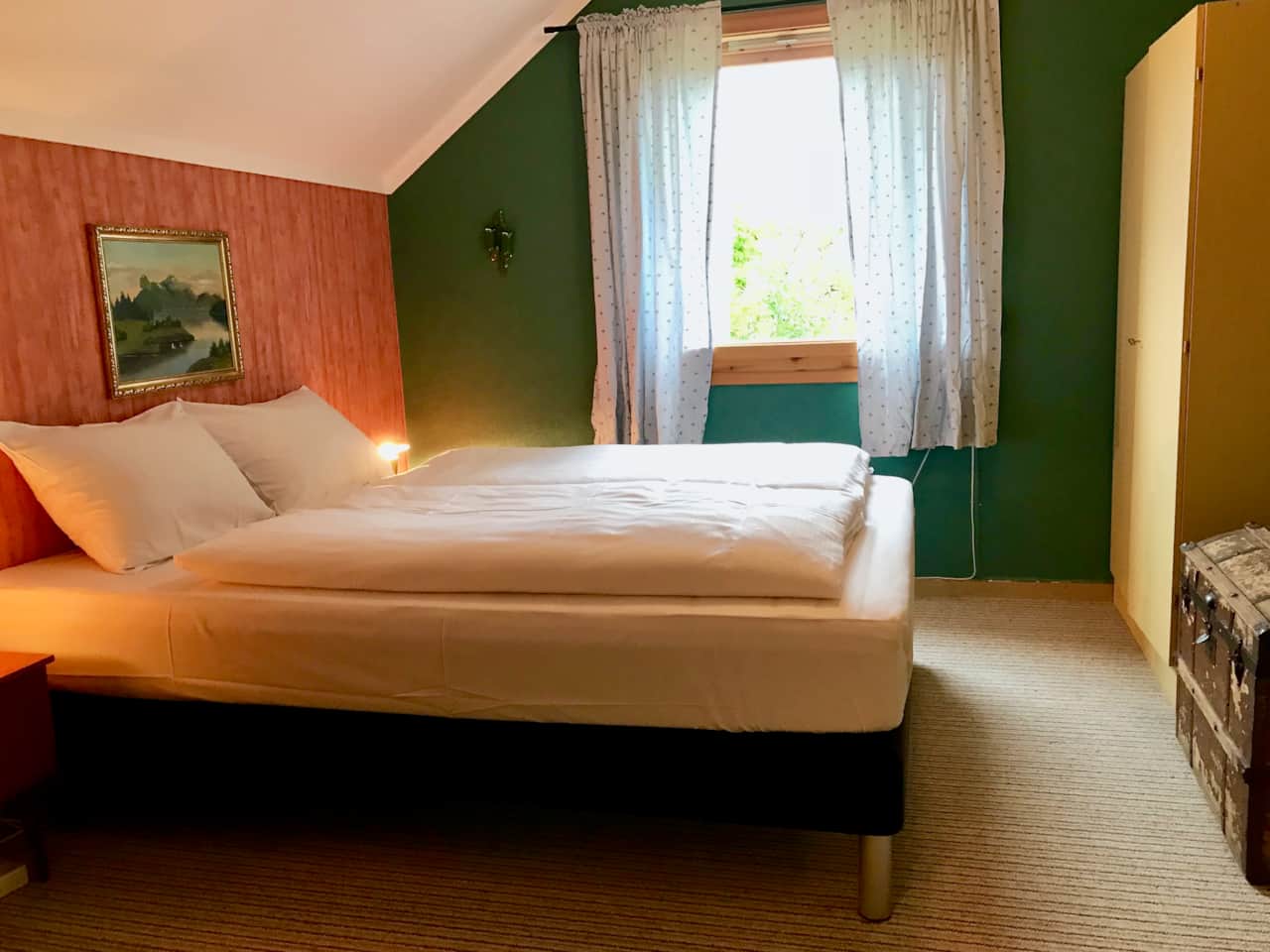 Hillside lodge Lofoten welcome