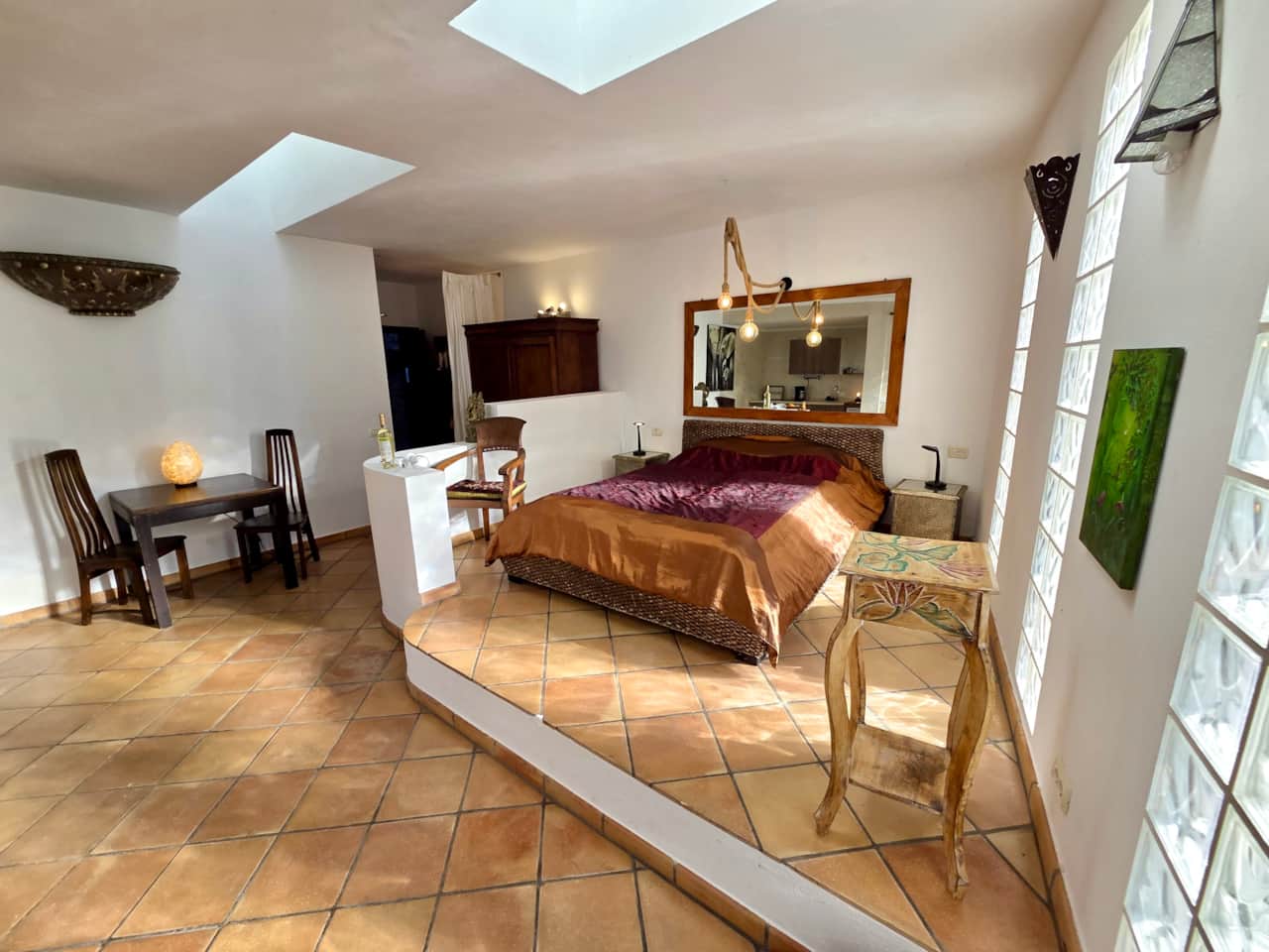 Blick vom Bett ins Wohnzimmer