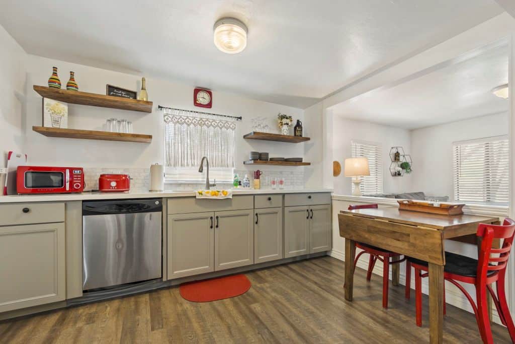 8 web or mls 105 w leroux st