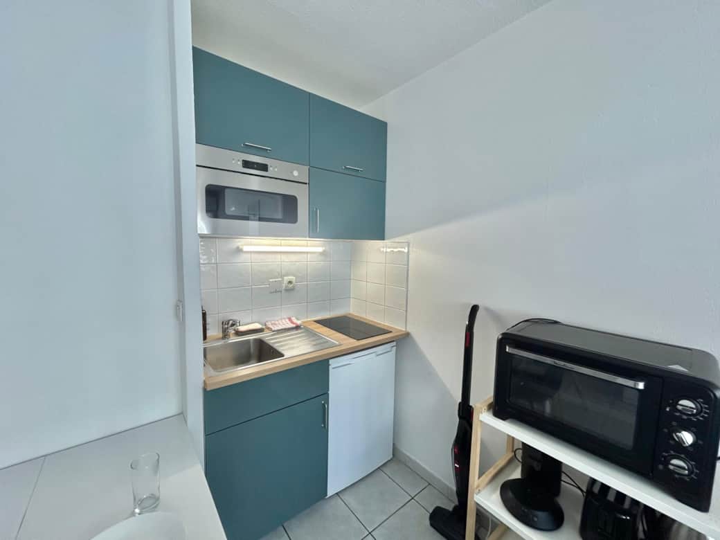 Kitchen, oven, micro wave, sink, coffee machine, kettle, toaster
