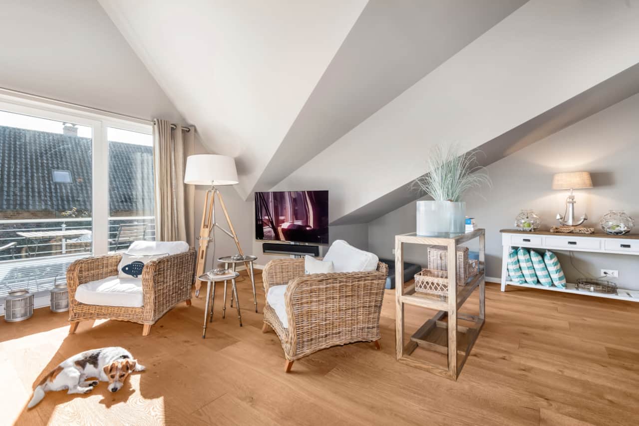 Gemütlicher Wohnbereich mit Fernseher, hellen Möbeln und natürlichen Materialien im Beachho
