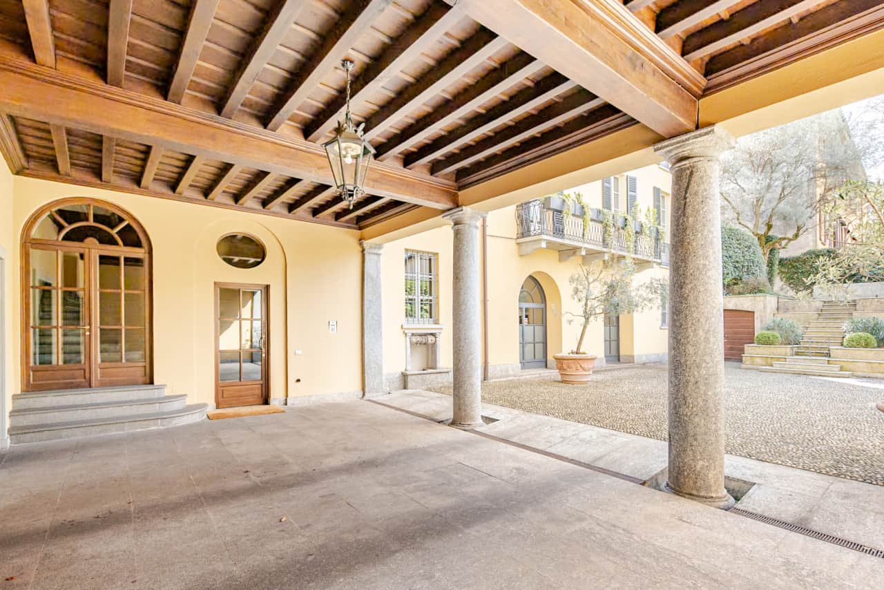 Porticato con colonne e pavimentazione in pietra